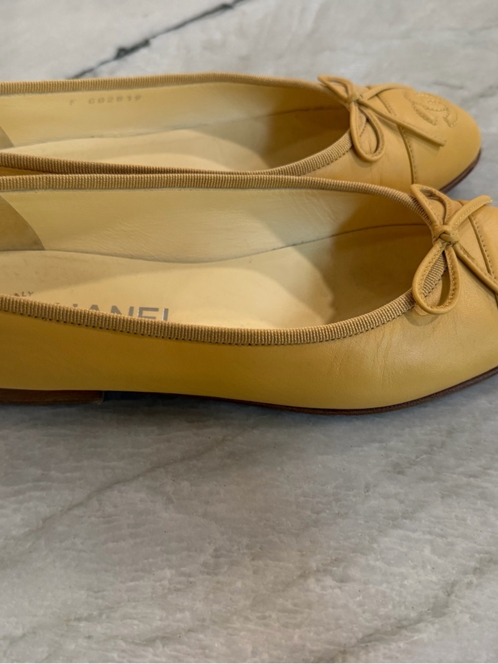 CHANEL Mustard Yellow Leather Ballet Flats with CC Logo Bow - Picture 3 of 5